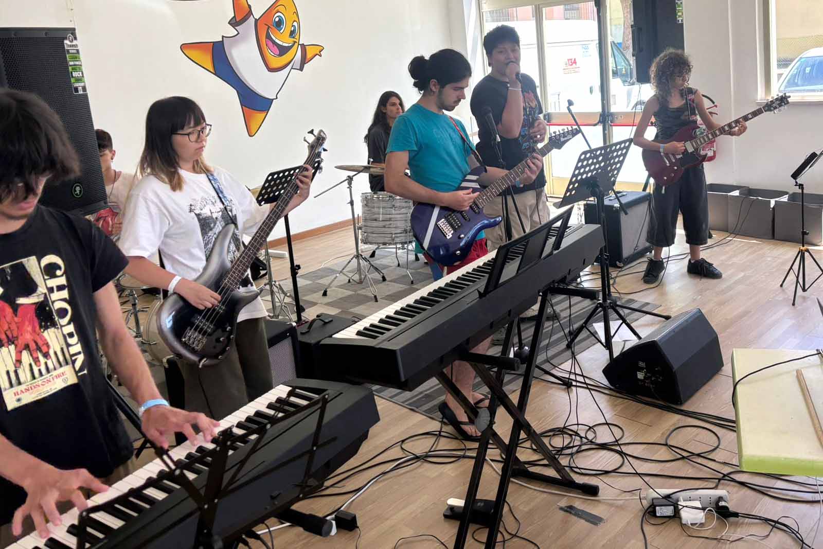 music-summer-school-eurocamp-ragazze Una ragazza si allena al summer camp ginnastica artistica EuroCamp Cesenatico