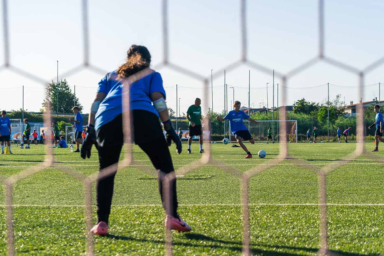 summer-camp-calcio-eurocamp Una ragazza si allena sul campo al summer camp calcio EuroCamp Cesenatico