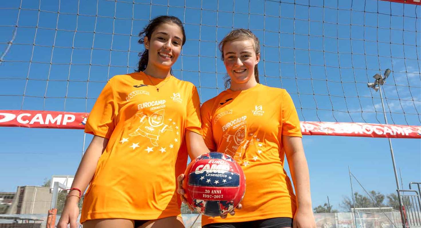 Ragazze al summer camp di volley Eurocamp Due ragazze sotto la rete del campo di volley sulla spiaggia di Cesenatico